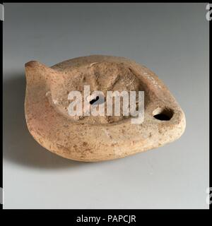 Terracotta Lampe. Kultur: Roman, der Zyprischen. Abmessungen: Insgesamt: 1 1/2 x 3 11/16 in. (3,8 x 9,4 cm). Datum: 5.-6. Jh. N.CHR.. Museum: Metropolitan Museum of Art, New York, USA. Stockfoto