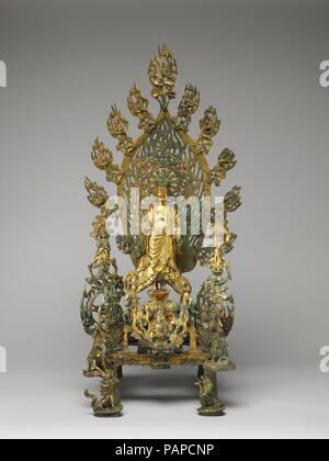 Buddha Maitreya (1,6 Km). Kultur: China. Abmessungen: H. 30 1/4 (76,8 cm); W. 16 in. (40,6 cm); D. 9 3/4 in. (24,8 cm). Datum: vom 524. Die abgeschwächten Körperbau und schweren, Unterschlagung Kleidung durch den Buddha in der Mitte dieser Skulptur verkörpern, Kunst im frühen sechsten Jahrhundert produziert, vor allem in der Nähe der nördlichen Wei capital bei Luoyang, Provinz Henan. Ein schlecht abgerieben Inschrift eingraviert auf der Rückseite der Basisstation erkennt die zentrale Figur wie Buddha Maitreya, gibt das Datum, und zeigt an, dass eine bestimmte Gaizhi die Skulptur im Namen seines verstorbenen Sohnes in Auftrag gegeben. Th Stockfoto