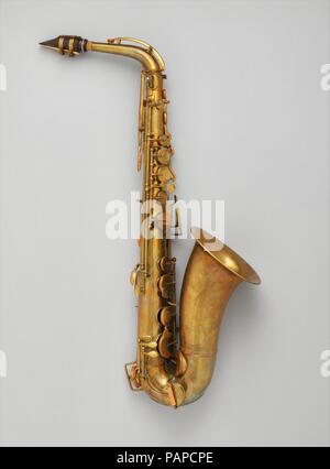 Alto Saxophon in E-flat. Kultur: Französisch. Abmessungen: Höhe: 24 in. (61 cm) Durchmesser (Bell): 5 1/2 in. (14 cm). Schöpfer: Adolphe (Antoine Joseph) Sax (Belgische, Dinant, Belgien 1814-1894 Paris). Datum: Ca. 1855. Wenn das Saxophon wurde 1846 patentiert, der Wind Familie fehlte eine robuste untere Stimme. Sax das Saxophon entwickelt, um diese Lücke zu füllen. Obwohl er kämpfte, um das Instrument zu konservativen Orchester Komponisten zu fördern, die es genossen Erfolg als Band Instrument während der Sax Lebenszeit. Das Saxophon erreicht universal Popularität durch Jazz und Pop, zwei Genres, ironisch, nicht e Stockfoto