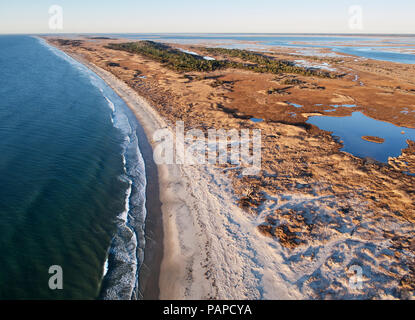 USA, Virginia, Luftaufnahme von Virginia Küste finden, Atlantik, Strand und Marsch im Abendlicht Stockfoto