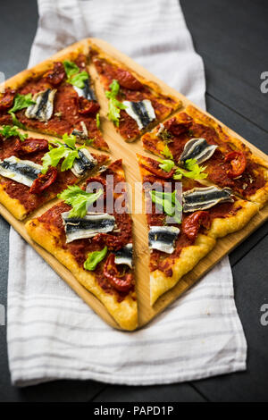 Pizza Marinara garniert mit Sardellen und Petersilie Stockfoto