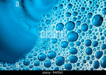 Blauen blasen. Selektiver Fokus ästhetische Flüssigkeit Hintergrundbild. Abstrakte chaotischen Muster der Oberflächenspannung bubble Schaum in Makro Nahaufnahme. Stockfoto