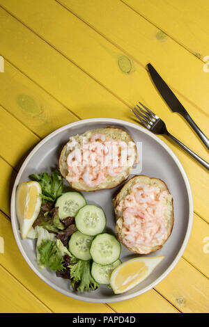 Klassische gesundes Essen. Gebackene Kartoffel mit Garnelen in Marie Rose Sauce und Salat Blatt Salat. Kalorienarme Ernährung Sommer schlanker Mahlzeit. Stockfoto