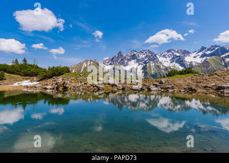 Deutschland, Bayern, Allgäu, Blick vom Gugg See in Allgäuer Alpen, zentraler Hauptkamm Stockfoto