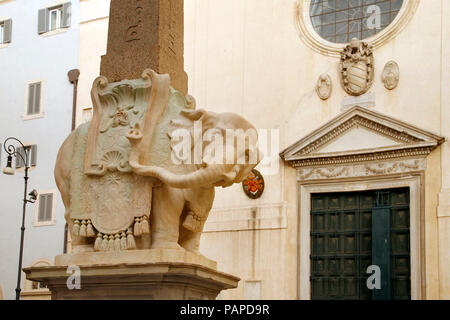 Obelisk von Santa Maria Minerva von Bernini in Rom, Italien Stockfoto