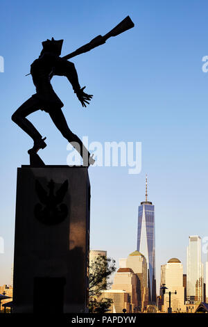 Jersey City, USA - 30. Juni 2018: Gedenkstätte Katyn von Andrzej Pitynski bei Sonnenuntergang erstellt. Stockfoto