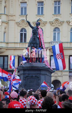 ZAGREB, KROATIEN - 15. Juli kroatischen Fußball-Fans nach dem Spiel von Frankreich gegen Kroatien 2018 FIFA WM Russland, feiern Sieg auf Platz 2. Juli Stockfoto