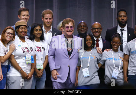 Der Herzog von Sussex (hintere Reihe 2. links) mit Sir Elton John (Mitte) bei der Einführung einer neuen Koalition der Globale AIDS-Förderer & ETH; die MenStar Koalition - während der Aids-Gipfel 2018 in Amsterdam, Niederlande. Stockfoto