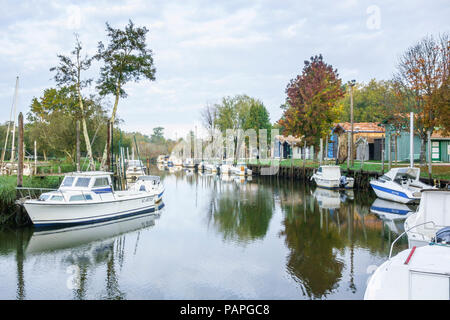 Biganos, Gironde, Arcachon, Frankreich: Der kleine Hafen auf La Leyre Fluss und die farbigen Hütten im Herbst Stockfoto