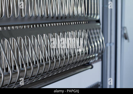 Veranstalter für Utensilien. Regal für Platten. Bar Regal für Weingläser in die Küche. Möbel Zubehör. In Anlagen gebaut. Stockfoto