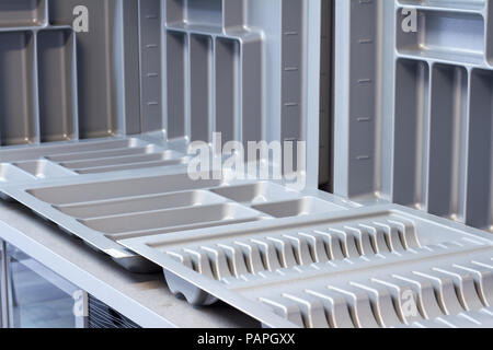 Veranstalter für Utensilien. Regal für Platten. Bar Regal für Weingläser in die Küche. Möbel Zubehör. In Anlagen gebaut. Stockfoto