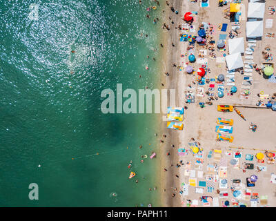 Luftaufnahme von Fliegende Drohne von Leute Entspannen am Strand in Rumänien am Schwarzen Meer Stockfoto