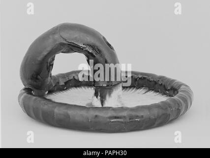 Flache Schale. Kultur: Japan. Abmessungen: Durchm. 8 in. (20,3 cm). Datum: Anfang des 19. Jahrhunderts. Museum: Metropolitan Museum of Art, New York, USA. Stockfoto