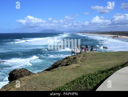 Die Leute stehen an Deck mit Blick auf Lighthouse Beach in New South Wales Küstenort Port Macquarie in Australien. Stockfoto