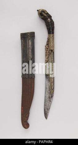 Messer (Piha Kaetta) mit Scheide. Kultur: Sri Lankan. Abmessungen: H. mit Scheide 10 5/8 in. (27 cm); H. ohne Ummantelung 9 7/8 in. (25,1 cm); H. von Blade 6 1/8 in. (15,6 cm); W. 1 1/2 in. (3,8 cm); D. 13/16-in. (2,1 cm); Wt. 5 oz. (141.7 g); Gew. der Hülle 1 oz. (28,3 cm). Datum: 18. Museum: Metropolitan Museum of Art, New York, USA. Stockfoto