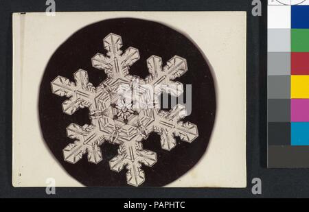 [Snow Crystal]. Artist: Wilson Alwyn Bentley (American, 1865-1931). Abmessungen: Bild: 2 7/8 in. × 3 in. (7,3×7,6 cm): 3 x 4-in. (7,6 × 10,1 cm). Datum: 1890S-1920s. Museum: Metropolitan Museum of Art, New York, USA. Stockfoto