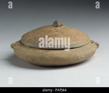 Überdachte Jar. Kultur: China. Abmessungen: Durchm. 4 1/2 in. (11,4 cm). Datum: 5. bis Mitte 4. Jahrhundert v. Chr.. Museum: Metropolitan Museum of Art, New York, USA. Stockfoto