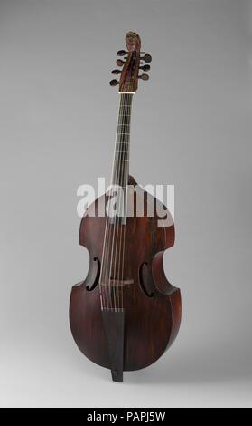 7 String Bass Viol. Kultur: Französisch. Abmessungen: Höhe: 51 15/16 in. (132 cm) Breite: 16 cm. (41 cm) Tiefe: 9 13/16-in. (25 cm). Schöpfer: Nicolas Bertrand (1686-1735). Datum: 1720. Dieses Instrument behält seine ursprüngliche Hals, die umgeformt wurde, als die Gambe zu einem Cello umgewandelt wurde, wahrscheinlich im späten 18. oder 19. Jahrhundert. Bass viols französischer Herkunft mit sieben Saiten, eine Erfindung des französischen Viol player Jean de Sainte-Colombe (Fl. 1658-87, starb 1701). Nicolas Bertrand, einer der am meisten gefeierten Hersteller der Gamben, diese Funktion in seinem baßgamben integriert. Museu Stockfoto