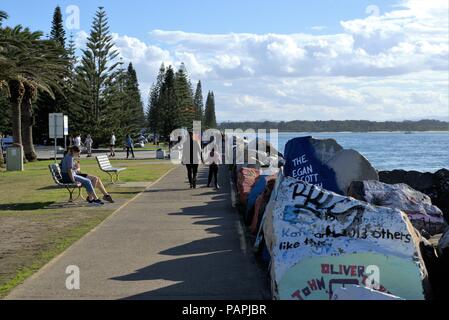 Menschen zu Fuß genießen Tag im Breakwall Küstenort Port Macquarie, New South Wales, Australien, am 10. Juli 2018. Stockfoto