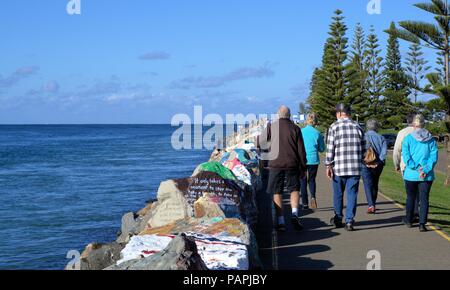 Touristen oder Menschen am Wellenbrecher oder Breakwall Küstenort Port Macquarie, New South Wales, Australien, Bummeln Stockfoto