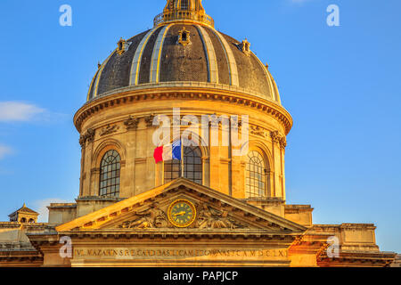 Details der zentralen Kuppel mit französischer Flagge des Institut de France Gebäude, einem Französischen gelehrten Gesellschaft Gruppe von fünf Akademien in Paris, Frankreich, Europa. Sonnigen Tag in den blauen Himmel. Stockfoto