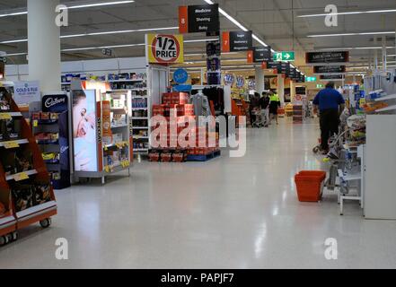 Käufer an Coles Supermarkt in Port Macquarie Küstenstadt von Australien am 10. Juli 2018. Innenansicht Menschen einkaufen in Coles Supermarkt. Stockfoto