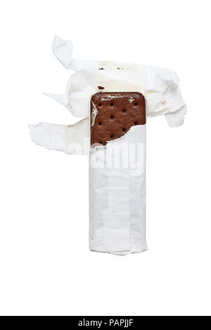 Geöffnet Schokolade und Vanille Eis cookie sandwich Wafer isoliert über einen weißen Hintergrund und noch in der Verpackung. Stockfoto