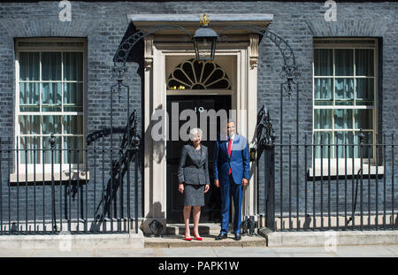 Premierminister Theresa May grüßt Emir von Katar, Tamim Bin Hamad Al Thani, wie er es in der Downing Street in London eintrifft. Stockfoto
