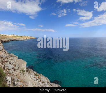 Die Küste von Santa Maria di Leuca, der südlichste Punkt von Italien, Apulien (Salento). Schönheit der natürlichen Felsen und Meer ganz am Ende der Italien. Stockfoto