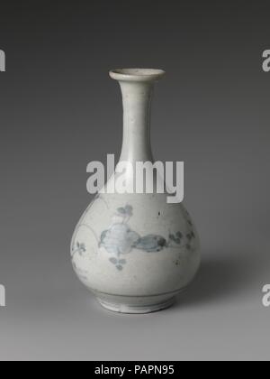 Weinflasche mit Blumen und Gräser. Kultur: Japan. Abmessungen: H.6 3/8 in. (16,1 cm); Durchm. 3 1/2 in. (8,9 cm); Durchm. Von Rim 2 1/8 in. (5,4 cm); Durchm. der Fuß 1 1/2 in. (3,8 cm). Datum: Erste Hälfte des 17. Jahrhunderts. Die Blume Muster auf diesem heiklen Flasche wurde mit weichen Pinselstrichen gemalt, die sich in einem Fluid aussehen und blasse Färbung. Die Fokussierung auf eine isolierte Motiv aus der Natur ist charakteristisch für die frühen Imari Porzellan, einen Stil, der aus chinesischem Porzellan unterschieden, die später eine tiefgreifende Wirkung auf die japanischen Waren. Dieses Porzellan Schiff würde als Wein b verwendet wurden. Stockfoto