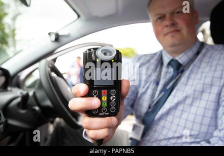 DI Andy Crowe zeigt die im Auto Alkohol interlock Gerät, welches Getränk Treiber von beginnen, Ihr Motor, wenn sie über die rechtlichen Trinken fahren Sie Begrenzung sind, bei Durham Polizei Hauptquartier stoppt. Stockfoto