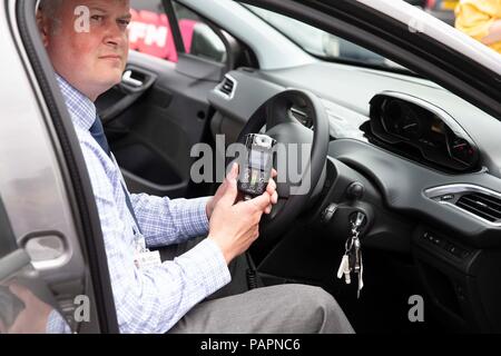 DI Andy Crowe zeigt die im Auto Alkohol interlock Gerät, welches Getränk Treiber von beginnen, Ihr Motor, wenn sie über die rechtlichen Trinken fahren Sie Begrenzung sind, bei Durham Polizei Hauptquartier stoppt. Stockfoto