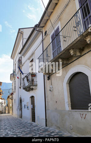 CORFINIO, ITALIEN - SEPTEMBER 06,2015: Blick auf die Altstadt - Corfinio, L'Aquila, in der Region Abruzzen - Italien Stockfoto