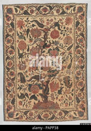 Bed Cover (Palampore). Abmessungen: Textil: H.107 in. (271.8 cm) W. 77 3/4 in. (197.5 cm) Berg: H.117 1/2 in. (298.5 cm) W. 86 5/8 in. (220cm) D.2. (5,1 cm). Datum: 18. Diese Art von gefärbten Tuch, bekannt als palampore aus dem Hindi Begriff für ein Bett, palangposh, gab es in Hülle und Fülle in Indien für den europäischen Markt in den späten siebzehnten und achtzehnten Jahrhundert. Die Größe des palampores gleichförmig zu Bett Größen in Europa, und ihre Dekoration, oft mit einem zentralen Baum, beladen mit Früchten und Vögel, kombiniert Elemente aus dem englischen Stickereien, Chinesischen dekorative Objek Stockfoto