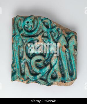 Zwei Fragmente einer Inscriptional Frieze. Abmessungen: H 11. (27,9 cm) W. 10. (25,4 cm). Termin: 12. und 13. Jahrhunderts. Dieses Fragment mit drei Buchstaben des Wortes "Allah", würde ein Teil einer langen horizontalen Band, die Teil der Dekoration an der Fassade eines vermutlich religiösen Gebäude wurden. Glasierte Fliesen, besonders im Licht oder türkis blau, wurden bereitwillig von Kobalt Vorkommen im Iran zur Verfügung und wurde populär in dieser Region bereits im zwölften Jahrhundert, schrittweise ersetzen geschnitzten Stuck als die bevorzugte Mittel für architektonische Dekoration. Museum: Metropolitan Muse Stockfoto