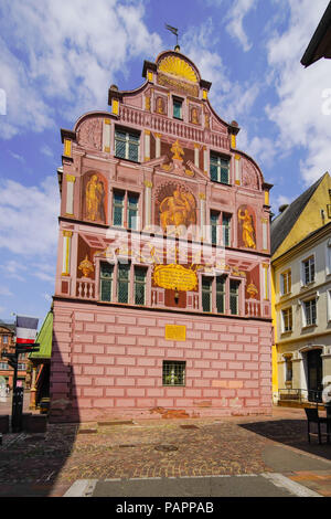 Ehemaliges Rathaus in Mulhouse, Elsass, Frankreich. Seine façade wurde 1698 von Jean Gabriel in einer visuellen Illusion dekoriert, die allegorische Figuren darstellt. Stockfoto