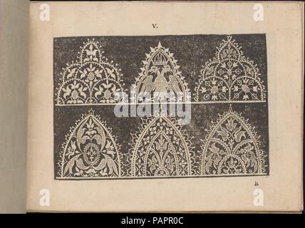 Prima Parte de' Fiori, e Disegni di varie Sorti di Ricami Modernisieru, Seite 5 (Vorderseite). Autor: Giovanni Battista Ciotti (Italienisch, geboren Siena, Ca. 1560). Abmessungen: Insgesamt: 5 5/16 x 7 5/16 in. (13,5 x 18,5 cm). Erschienen in: Venedig. Herausgeber: Francesco de' Franceschi (Italienisch, Aktiv 16. Jahrhundert). Datum: 1591. Von Giovanni Battista Ciotti, veröffentlicht von Francesco de' Franceschi, Italienisch, Aktiv 16. Jahrhundert geschrieben. Von oben nach unten und von links nach rechts: Design aus 2 horizontalen Registern. Startseite Registrieren ist mit 3 dreieckigen Motive: links und rechts sind mit verschiedenen Ornamenten dekoriert Stockfoto