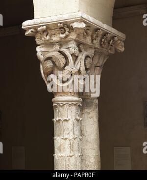 Hauptstadt. Kultur: Französisch. Abmessungen: Insgesamt: 10 3/4 x 9 1/2 x 9 1/2 in. (27,3 x 24,1 x 24,1 cm). Datum: Ende des 12. Jahrhunderts. Museum: Metropolitan Museum of Art, New York, USA. Stockfoto