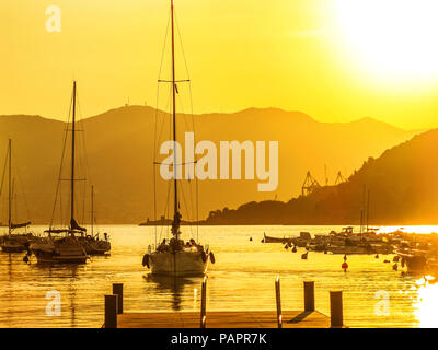 Lerici Golf der Poeten in La Spezia Provinz bei Sonnenuntergang. Segel der Boote in der Dämmerung Sonne in Ligurische Küste, Italien. Stockfoto