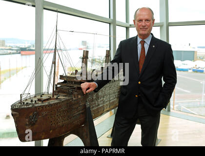 Dr. Robert Ballard, der das Wrack der Titanic im Jahre 1985 entdeckt, im Titanic Belfast während des Starts von a 19 Mio. Dollar Angebot eine Sammlung von 5.500 Artefakte aus dem Wrack der Titanic zu kaufen und sie nach Belfast. Stockfoto