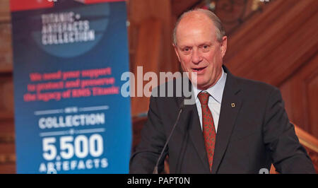 Dr. Robert Ballard, der das Wrack der Titanic im Jahre 1985 entdeckt wurde, spricht im Titanic Belfast während des Starts von a 19 Mio. Dollar Angebot eine Sammlung von 5.500 Artefakte aus dem Wrack der Titanic zu kaufen und sie nach Belfast. Stockfoto