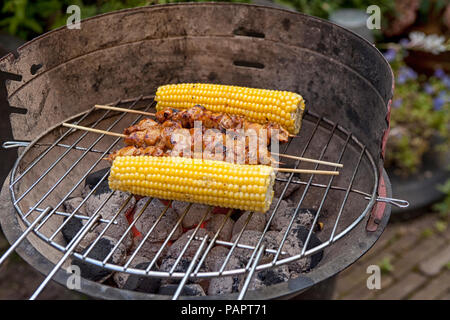 Gegrillte satay und Maiskolben am Grill im Garten Stockfoto