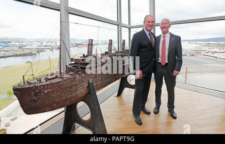 Dr. Robert Ballard (links), der das Wrack der Titanic im Jahre 1985 entdeckt, mit dem stellvertretenden Vorsitzender Conal Harvey im Titanic Belfast, während der Einführung einer 19 Millionen Dollar Angebot eine Sammlung von 5.500 Artefakte aus dem Wrack der Titanic zu kaufen und sie nach Belfast. Stockfoto