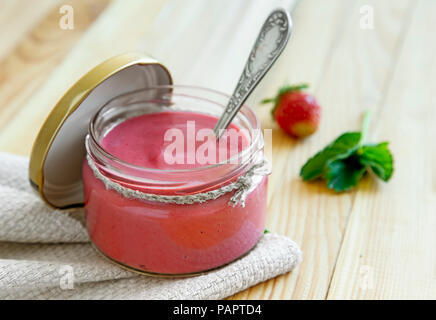 In einer Petrischale auf dem Tisch auf einer Serviette strawberry Smoothie. Stockfoto