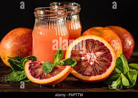 Gläser mit frischem Blut Orangensaft, selektiven Fokus Stockfoto
