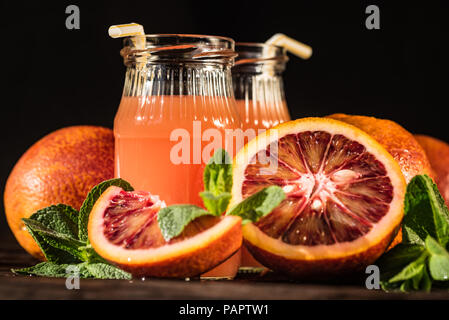 Gläser mit frischem Blut Orangensaft, selektiven Fokus Stockfoto