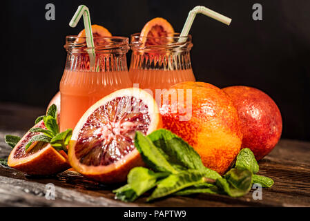 Gläser mit frischem Blut Orangensaft, selektiven Fokus Stockfoto