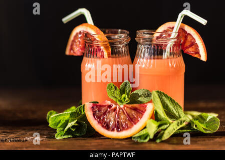 Gläser mit frischem Blut Orangensaft, selektiven Fokus Stockfoto