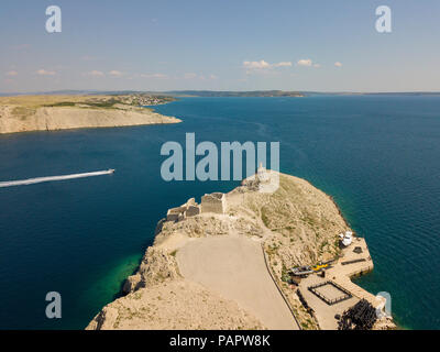 Luftaufnahme von den Ruinen der alten Festung Fortica auf der Insel Pag, Kroatien Stockfoto