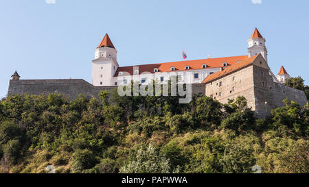 Restaurierte Burg von Bratislava aus dem Süden. Auf einem Felsen über Bratislava beherbergt es das slowakische Parlament, ein Museum und eine Musik Kammer gebaut. Stockfoto